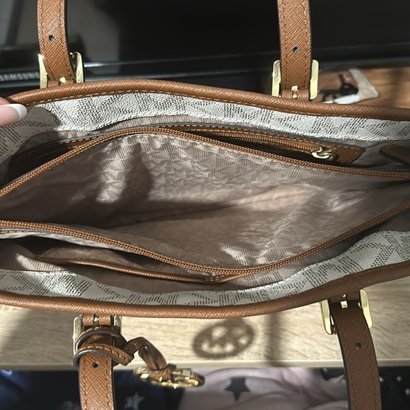Michael Kors purse. Large, white & brown leather. Authentic MK purse. - Picture 6 of 8